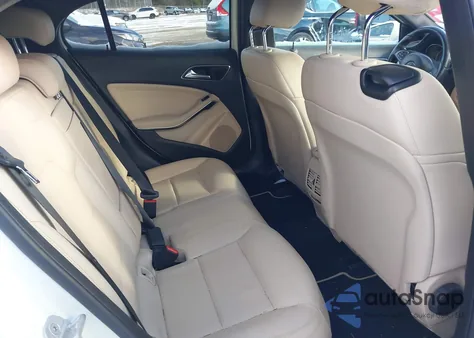 2016 Mercedes-Benz Gla 250 4Matic z USA, uszkodzony, nr VIN WDCTG4GB7GJ234173